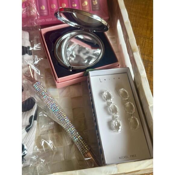 Red Lips Bling 8 Pc Beauty, Pamper, or Gift Set - D&G Lip Stick & Accessories - Picture 8 of 9